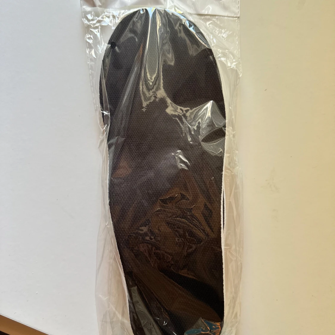 Vita och svarta iläggssulor med röd och gul dämpning