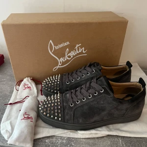 Christian Louboutin skor grå/silver nitar  - Christian Louboutin grå/silver nitar, nyskick, använda fåtal gånger, allt på bilden ingår, storlek Eu 42. 