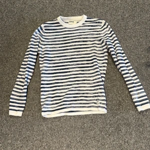 Randig Tröja (Blåvit) - En blåvit randig tröja från Dobber