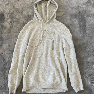 Kashmir hoodie - Tja! Säljer nu denna schyssta Kashmir hoodien! Hoodien är i storlek M! Hoodien är i fint skick! Hoodien är perfekt inför sommarkvällar eller vardagen! Skriv vid frågor elle bilder! Vid snabbaffär=bättre pris