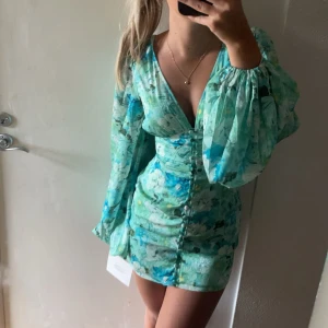 Adoore Florence Dress - Säljer nu denna fina sommarklänning från Adoore. Har använts 2 gånger så klänningen är i nyskick. Verkar även som att den inte längre finns kvar på hemsidan. Perfekt för midsommar! Tveka inte att höra av er om ni har några funderingar 🫶🏼