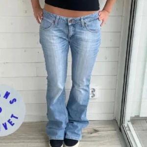 lågmidjade bootcut jeans  - säljer dessa supersnygga ljusblå lågmidjade jeans med utsvängda ben. midjemått 39x2cm och innerbenslängd 83cm. Pris kan diskuteras💕💕  