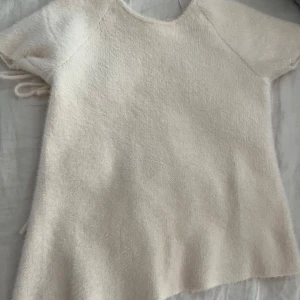 Vit stickad topp med knytband i ryggen - En stickad topp med knytning i ryggen från Zara❤️❤️