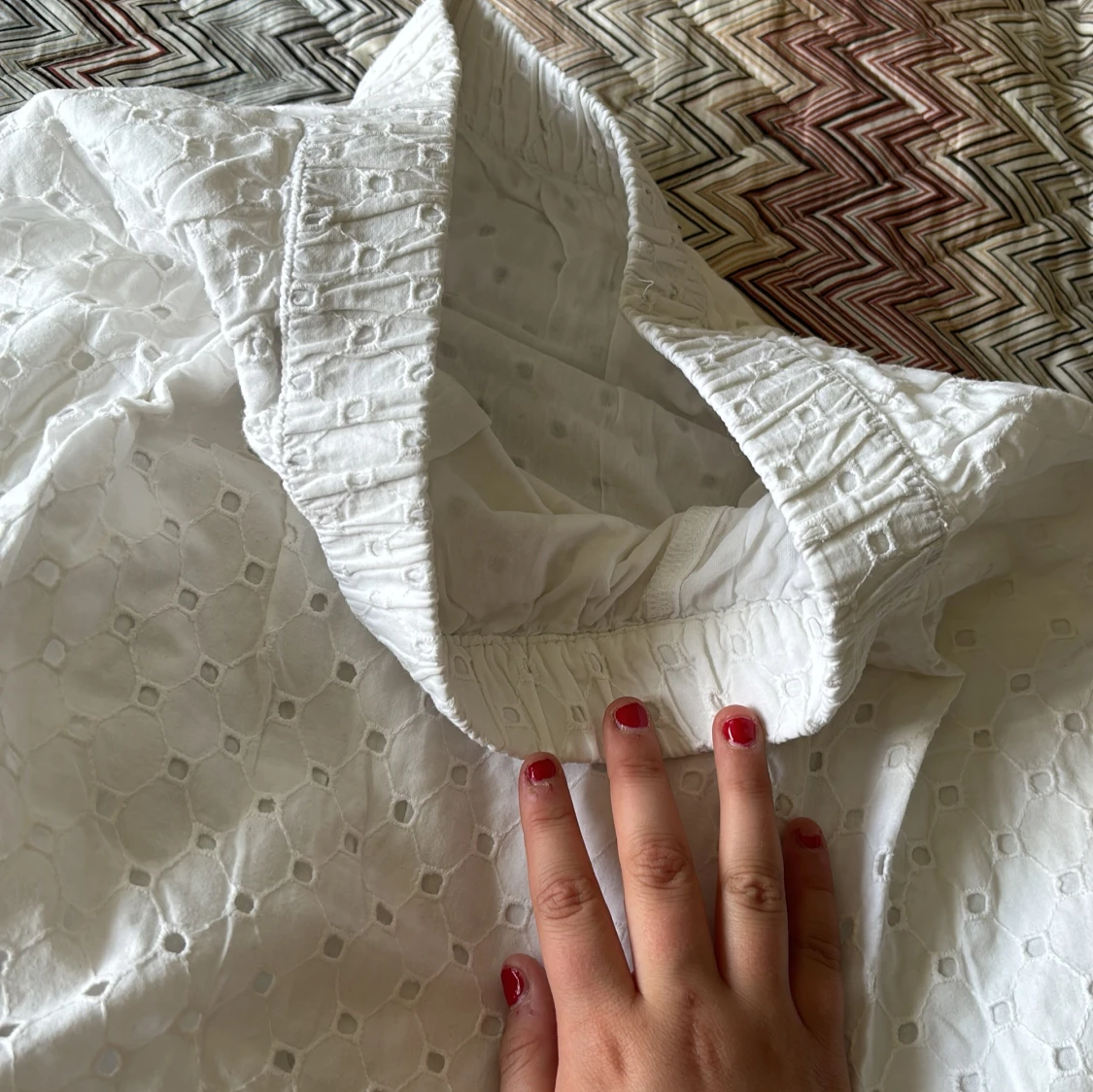 Vit broderad långkjol med volang - 2