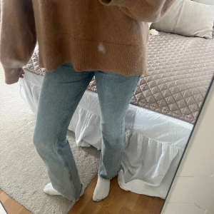 Ljusblå bootcut jeans - Säljer dessa då de inte kommer till användning, de har en liten defekt vid ett av knäna men annars bra skick! Cool slitning längst ner och midwaist💕💕
