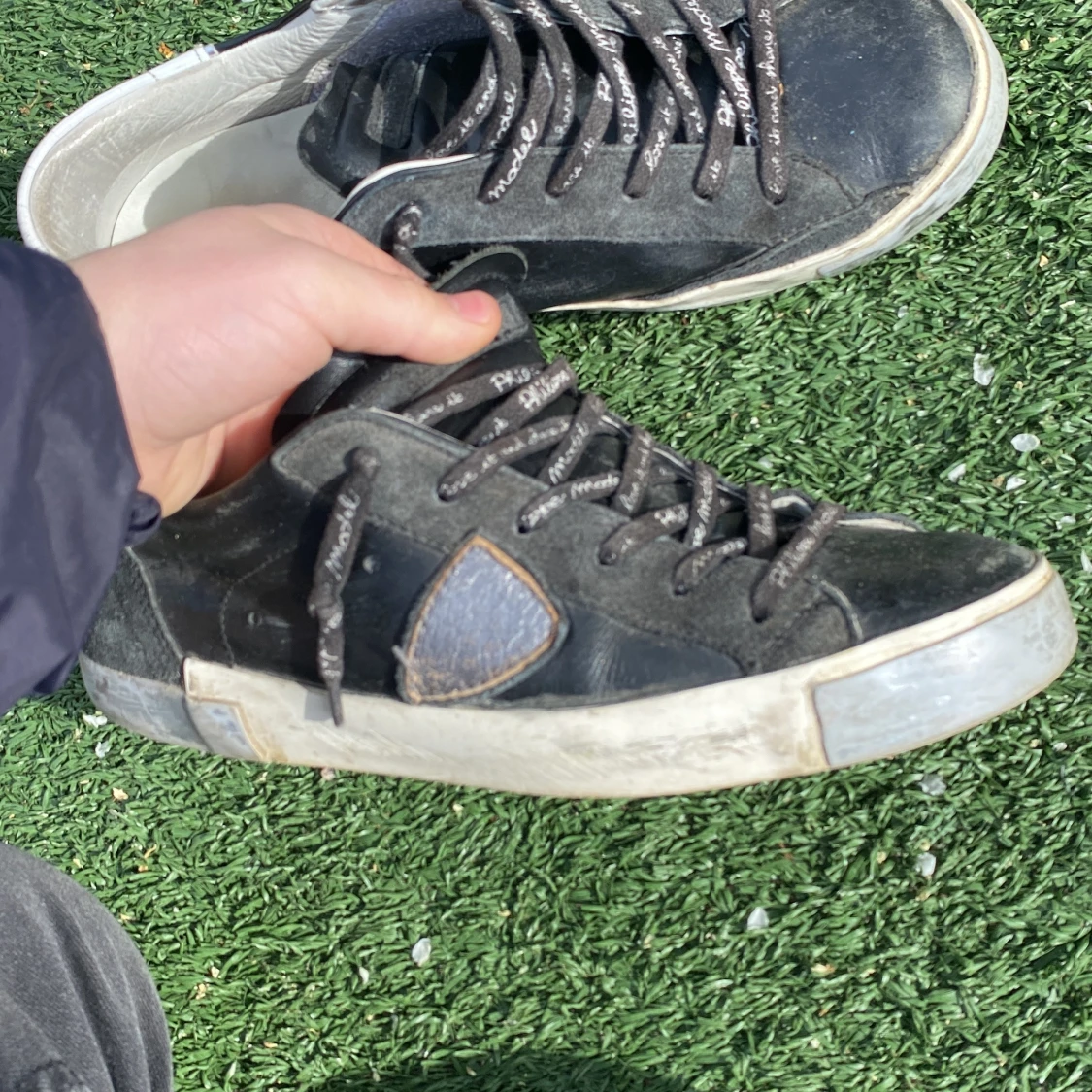 Svarta sneakers med grå detaljer