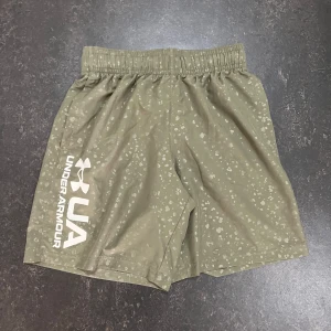 Olivgröna träningsshorts från Under Armour - Perfekta för gymmet eller löprundan. Nytt skick Stl S 