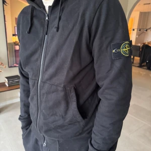 Stone Island hoddie  - Äkta, skön och snygg stone Island hoodie. Bra skick men kommer ej till användning 