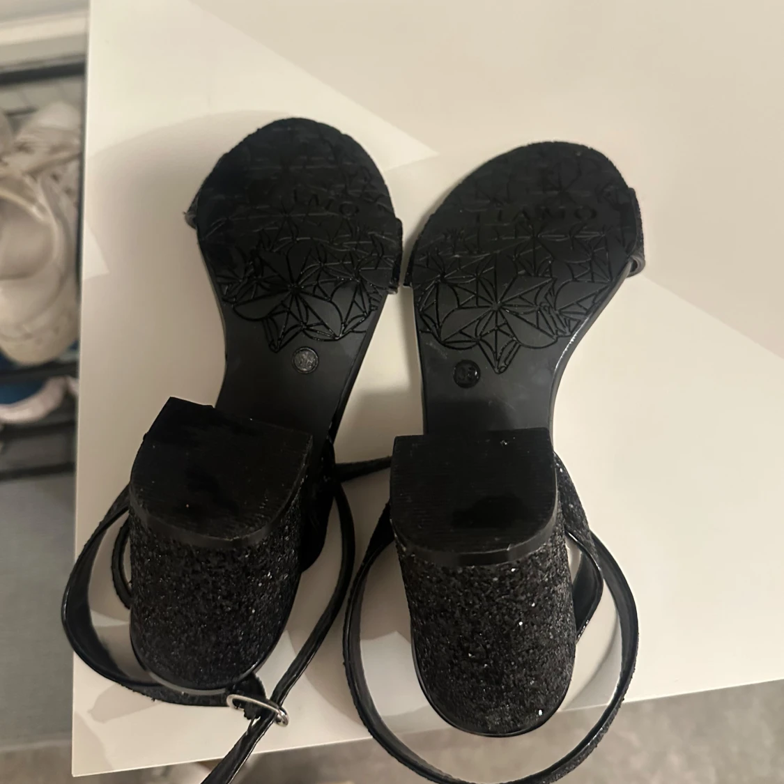 Svartglittriga tiamo klackeskor - 3