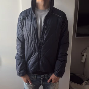 Peak Performance jacka  - Säljer en mörkblå lättviktsjacka från Peak Performance i storlek M. Jackan har dragkedja framtill, hög krage och diskret logga på bröstet. Perfekt för kyliga dagar och enkel att bära med sig. Snygg och stilren design. Nypris-1800 mitt pris 700