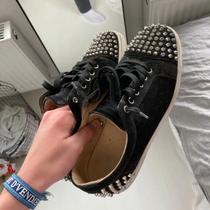 Christian Louboutin  -  Snygga loubs i storlek 42 bra skick alla spikar kvar 