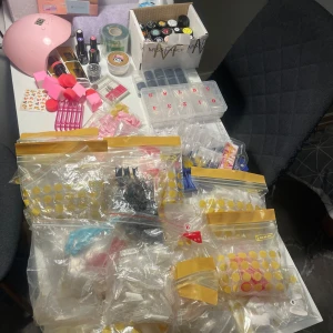 Stort nagelkit - Massa nagel saker som inkluderar : 1 bygg gele (ny, men öppnad) 18 gellack färger, alla från #silcare & #Semilac (innehåller mycket färg kvar, vissa oanvända) 2 baser från Semilac för prep 1 primer för prep 2 st rubber base från Semilac  Glitter & vatten stickers  Led lampa (OBS utan kontakt)  massa mallar 22 olika sortiment med tippar och lösnaglar för förläning (över flera tusen tippar) Olika former, längder och färger. Tipparna ligger i sorterade påsar  Glitter uppsamlare  Nagellacks blåsare 