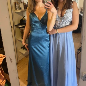 Balklänning från JJ's House - SUPERsnygg balklänning från jj’s house. Öppen rygg med snygg snörning. Stl S. Säljer då jag hittat en annan jag vill ha❤️ hör av er för fler bilder eller mer info❤️