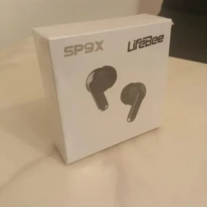 Svarta trådlösa hörlurar  - Jag säljer helt nya svarta trådlösa hörlurar ✨ Stilrena, bekväma och med riktigt bra ljudkvalitet – jag använder själv ett par och är supernöjd!  Ljudet är klart, basen känns och de sitter perfekt på öronen 🎧 Du får både stil och prestanda i ett!  Priset är såklart förhandlingsbart – vi kan snacka!  Är du intresserad? Släng iväg ett meddelande så svarar jag så snabbt jag kan 📩 