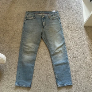 Tommy hilfiger ljusblå jeans i storlek 32W 30L - ”Regular taper fit” jeans från Tommy Jeans, i stort sett oanvända och i toppskick, inte en skråma eller fläck. Storlek 32/30 perfekta för sommaren.
