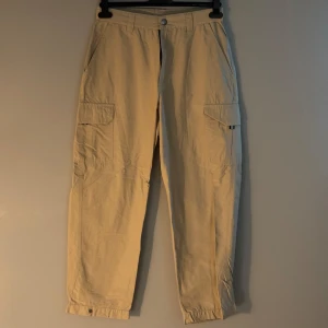 Polar skate cargobyxor - Säljer ett par cargos från Polar. Förutom att dragkedjan är sönder är de i fint skick och väldigt lite använda. Dem är i storlek xs men är stora i storleken. Så hade förmodligen funkat som S också.