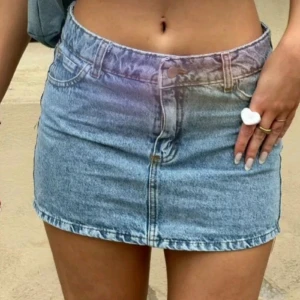 Ljusblå jeanskjol - Säljer en ljusblå jeanskjol i klassisk denim