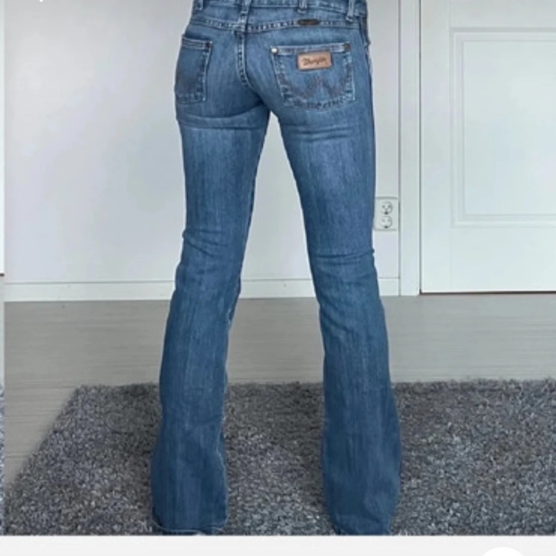 Blå bootcut jeans från Wrangler - 2