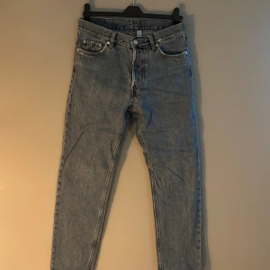 Weekday Barrel 27/30 - Säljer ett par jeans från weekday i modellen Barrel. De är i storlek 27/30. Över höger bakficka är de lagade med en sömn annars är de i fint skick. Skulle liknas vid S