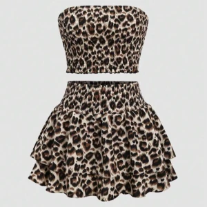 Leopard topp & kjol - Hej! Jag säljer ett jätte snygg leopard set då jag inte använder det eftersom den inte passade mig. med leopardmönster och smockad passform. 