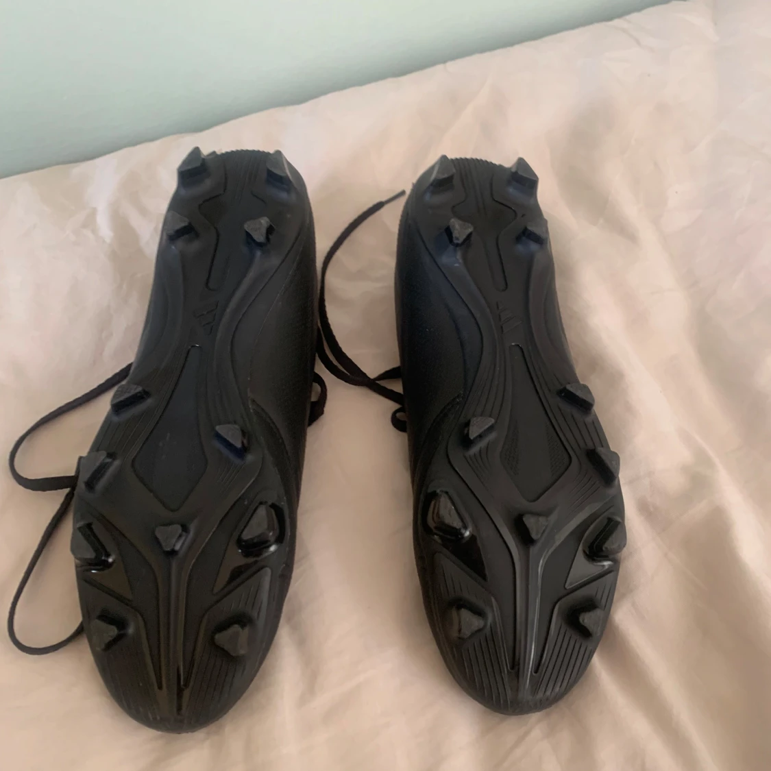 Svarta Adidas Predator fotbollsskor - 1