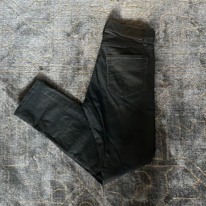 Tiger of Sweden jeans - Säljer dessa snygga tiger of sweden jeans, perfekta till sommarn. Jag säljer dem för endast 199kr. Skicket är väldigt bra utan några defekter (8/10) och är i storlek 30/32. Om ni har några frågor så är det bara att höra av sig!! 