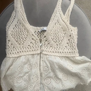 söt topp! - säljer denna så söta toppen ifrån zara! Knappt använd! 💕🌸