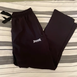 Sofialäktaren byxor - Byter helst!  Men annars säljer jag mina sofialäktaren byxor i S som passar mig som är ca 180cm. Längd i jeans uppskattas till 30 eller 31. Endast provade! Byter mot andra plagg från sofialäktaren, allt är intressant. Från t shirt till jacka eller hoodie.