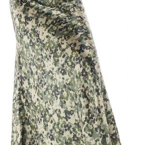 Camo-mönstrad långkjol i satin - Säljer en långkjol med camouflageblommigt-mönster i gröna och beige toner. Kjolen har en slät, glansig satinfinish och en rak, något lös passform. Aldrig använd och helt ny men returperioden passerade så får sälja här istället :)
