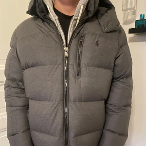 Ralph lauren jacka - Säljer min sällsynta jacka från Ralph lauren. Bra skick! Nypris runt 5000. Hör gärna av dig vid funderingar💯
