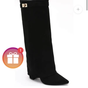 Folded boots - SÖKER dessa i strl 39, helst svarta med skicka gärna om du har någon annan färg!