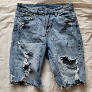 Långa shorts - Långa shorts med hål från h&m