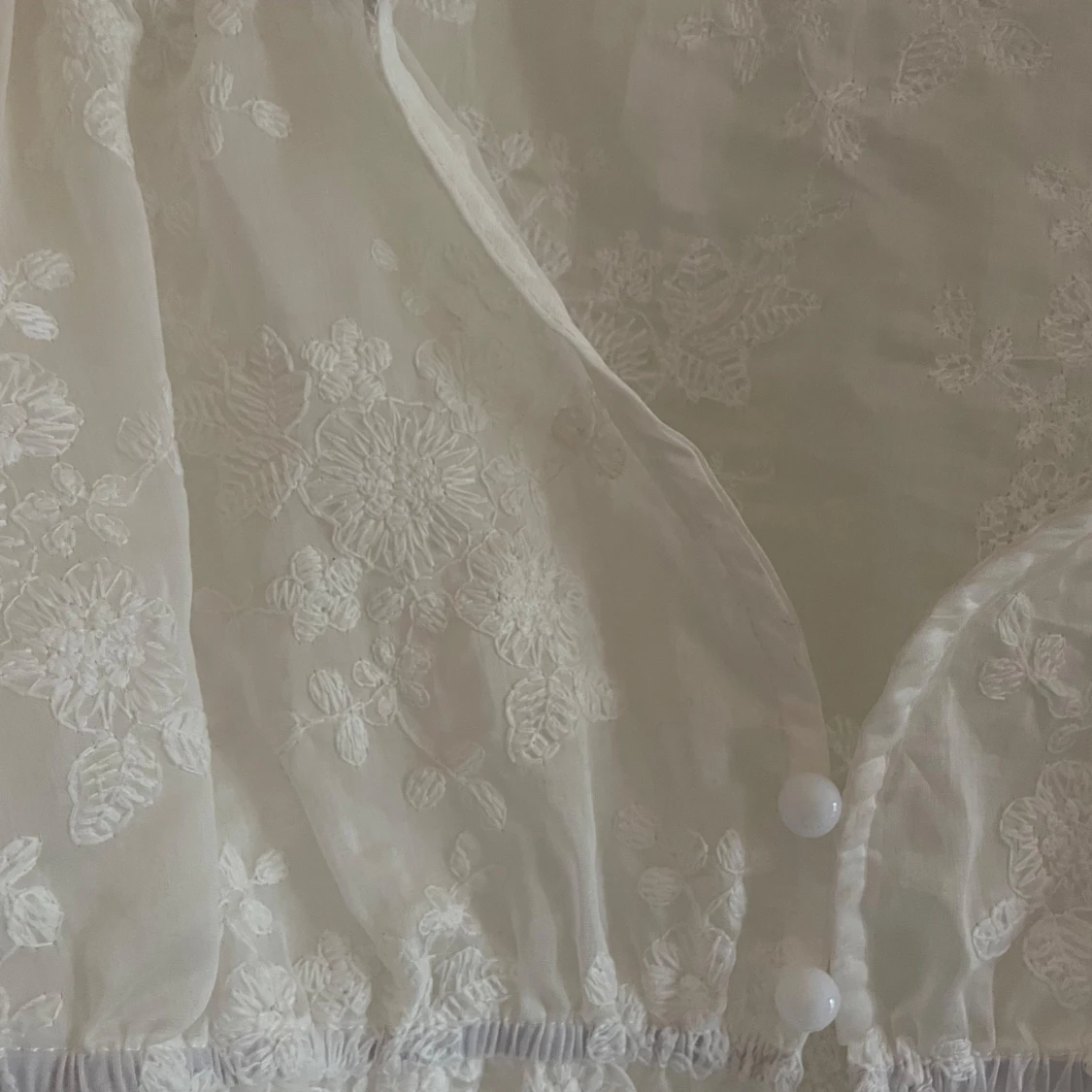 Vit blommig blus med knappar - 3