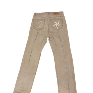 Corteiz C-Star Denim Jeans Grey/Gråa - Säljer ett par Corteiz C-Star Denim Jeans i grå färg. Regular fit med raka ben, även lite smått tapered enligt mig. Storleken är L vilket motsvarar midjestolek 36/34 passar båda! I extremt bra skick och knappast använda! Kan tyvärr garantera autenticitet på detta plagg men kvaliteten är oavsett galen! Hör gärna av er om ni har några funderingar, priset är även ej hugget i sten så kom gärna med egna bud!
