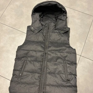 Lawrence grey väst - Väst från lawrence grey. Aldrig använd, . Nypris: 1305 kr, mitt pris: 800. Skriv privat för mer info! Säljer då den inte passar mig. Pris kan självklart diskuteras