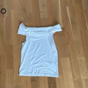 Vit offshoulder topp - Snygg vit offshoulder topp i mjukt matrial 