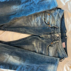 Straight low rise jeans - Vintage lågmidjade raka jeans från herrlicher. Säljer pågrund av att storleken är för liten! Annars är dom i as bra skick och har använts få gånger.   Materialet är mer tajt och inte särskilt mycket stretch.   Mått  Waist: 27inches  Length: 34inches