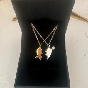 BFF-halsband i guld och silver - Jag säljer Två halsband med varsin halva av ett hjärta då jag beställde dubbelt och jag har ingen användning av detta paret. Perfekt för bästa vänner som vill matcha! Kedjorna är tunna och klassiska.