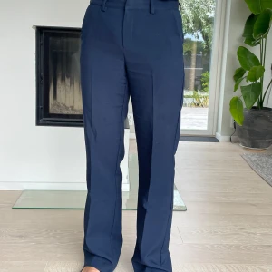 Kostymbyxor lågmidja - Säljer ett par kostymbyxor från nelly i storlek 34 med låg midja. De är i mycket bra skick och har endast använts fåtal gånger