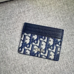 Blå plånbok med logomönster - Supersnyggt kortfodral i blått och vitt med ikoniskt logomönster. Fodralet har flera kortfack och detaljer i skinn samt metallogo framtill. Perfekt för dig som vill ha en stilren och lyxig accessoar i fickan.