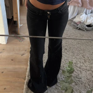 Svarta bootcut jeans från weekday  - Säljer ett par svarta jeans från weeday💕 köpta på Plick men säljer då de var för små i midjan☺️