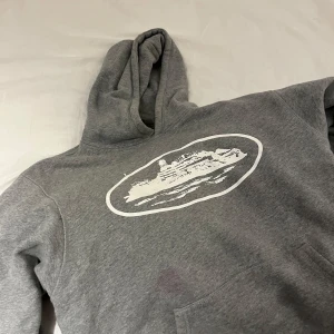 Corteiz hoodie - Säljer en grå Corteiz hoodie i storlek M. Materialet är mjukt och perfekt för chill dagar. Inte använt den på ett tag så bestämde mig för att sälja