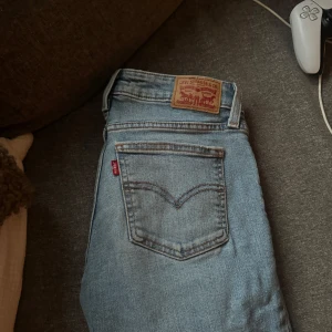 Levi's Superlow Bootcut jeans ljusblå - Ljusblå Levi's jeans i modellen Superlow Bootcut, stretchiga 