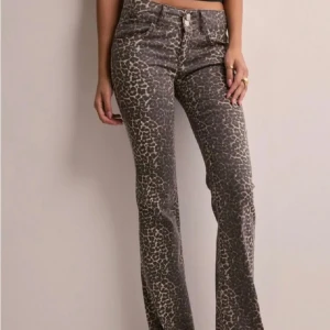 leopard jeans nelly - Säljer ett par snygga bootcut jeans från Nelly med leopardmönster. stretchigt bomullsmaterial. slutsålda på nelly
