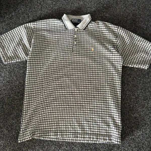 Rutig Polo pike - Säljer riktigt fet ralph lauren pike i riktigt bra skick, pris är ej hugget i sten så kom med bud