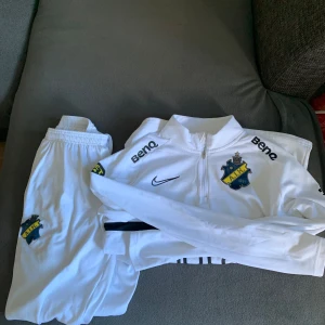 AIK Tracksuit - AIK match tracksuit nyskick storlek M på byxor och kofta. Bra pris för en trakcsuit. 