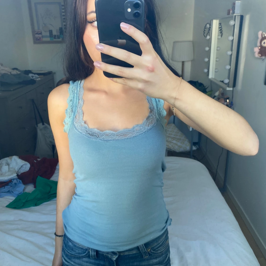 Ljusblå ribbad linnetopp med spets - 1