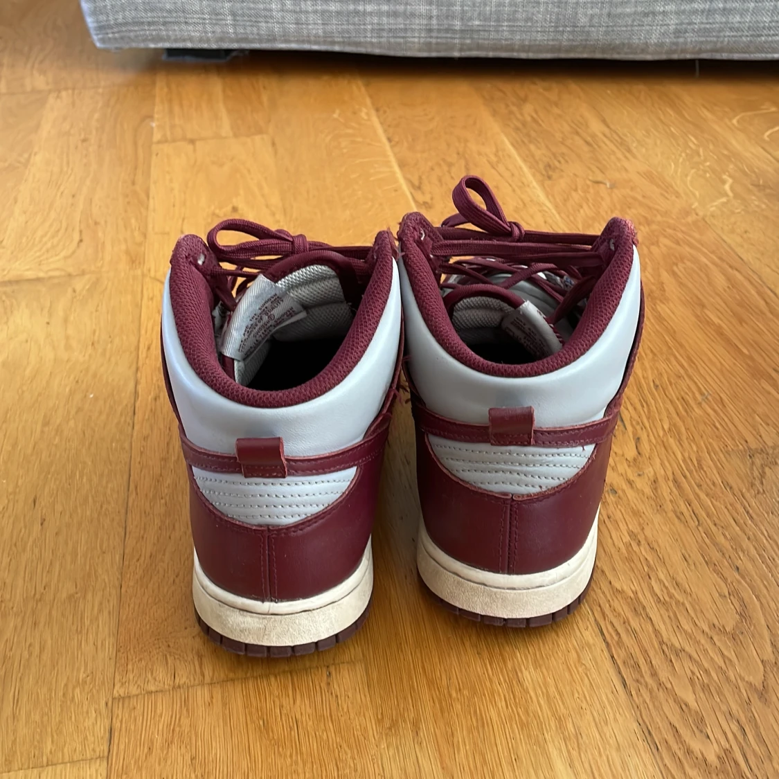 Nike Dunk High i vinrött och grått - 2