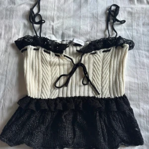 Topp från Zara  - Säljer denna super söta och aldrig använda toppen från Zara i storlek S 🌸