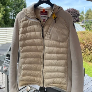 Parajumper Cardigan - Säljer nu min Parajumper cardigan som är köpt från season. Jackan är i väldigt gott skick, dvs inga hål/revor. Jackan är i storlek XL men jag skulle mer säga L då jag har M-L i annat och denna sitter bra. Kan säljas eller bytas mot annan cardigan. 